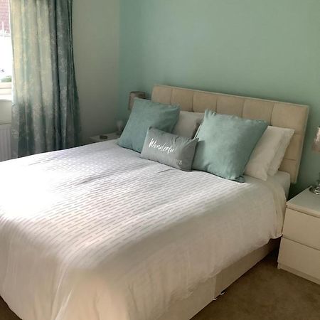 Private Room, Shared Bathroom With One Other, Tea And Coffee Making Facilities, Mini Fridge And Hairdryer, King Sized Bed With Help Yourself Continental Breakfast In Secluded Modern Property With Parking Bournemouth Bagian luar foto