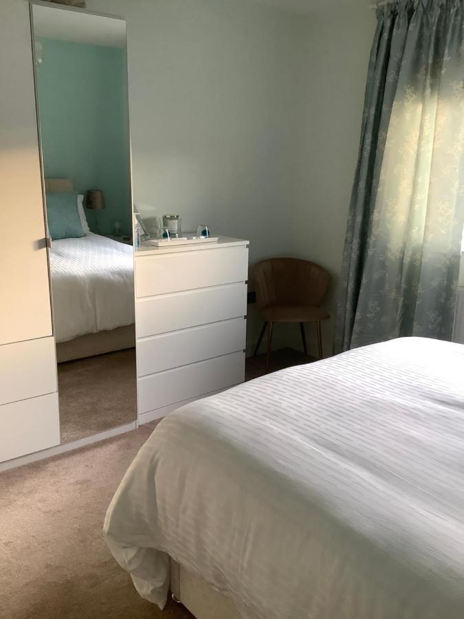 Private Room, Shared Bathroom With One Other, Tea And Coffee Making Facilities, Mini Fridge And Hairdryer, King Sized Bed With Help Yourself Continental Breakfast In Secluded Modern Property With Parking Bournemouth Bagian luar foto