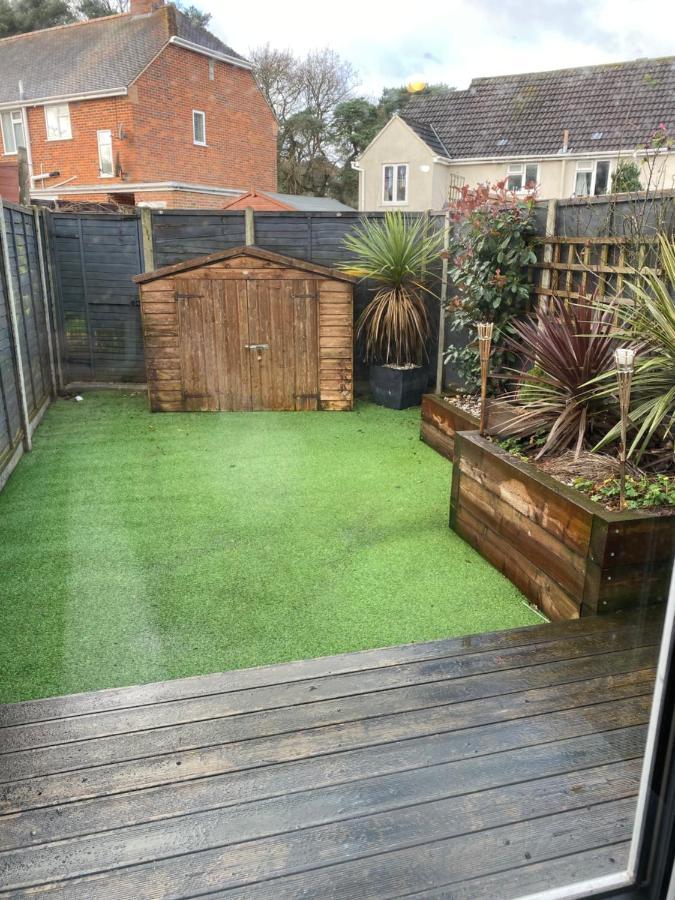 Private Room, Shared Bathroom With One Other, Tea And Coffee Making Facilities, Mini Fridge And Hairdryer, King Sized Bed With Help Yourself Continental Breakfast In Secluded Modern Property With Parking Bournemouth Bagian luar foto