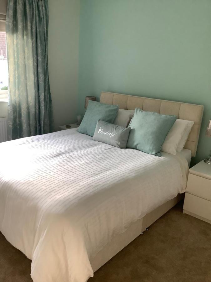 Private Room, Shared Bathroom With One Other, Tea And Coffee Making Facilities, Mini Fridge And Hairdryer, King Sized Bed With Help Yourself Continental Breakfast In Secluded Modern Property With Parking Bournemouth Bagian luar foto