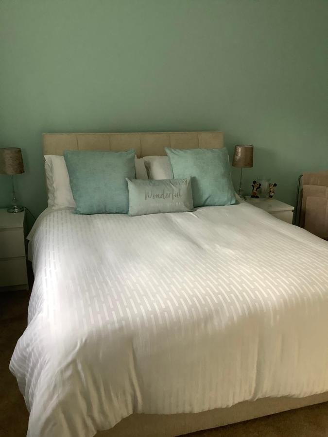 Private Room, Shared Bathroom With One Other, Tea And Coffee Making Facilities, Mini Fridge And Hairdryer, King Sized Bed With Help Yourself Continental Breakfast In Secluded Modern Property With Parking Bournemouth Bagian luar foto