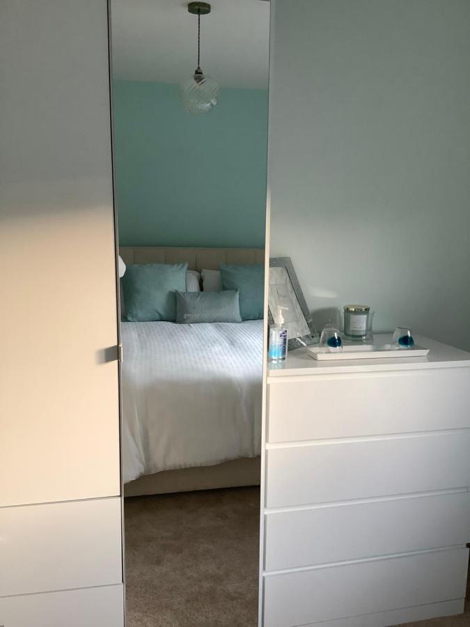 Private Room, Shared Bathroom With One Other, Tea And Coffee Making Facilities, Mini Fridge And Hairdryer, King Sized Bed With Help Yourself Continental Breakfast In Secluded Modern Property With Parking Bournemouth Bagian luar foto
