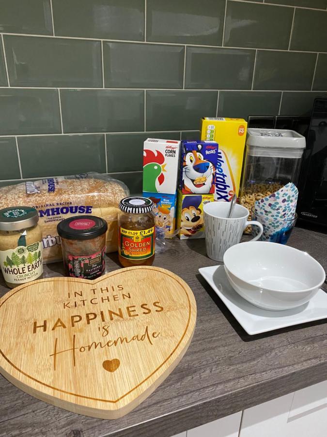 Private Room, Shared Bathroom With One Other, Tea And Coffee Making Facilities, Mini Fridge And Hairdryer, King Sized Bed With Help Yourself Continental Breakfast In Secluded Modern Property With Parking Bournemouth Bagian luar foto