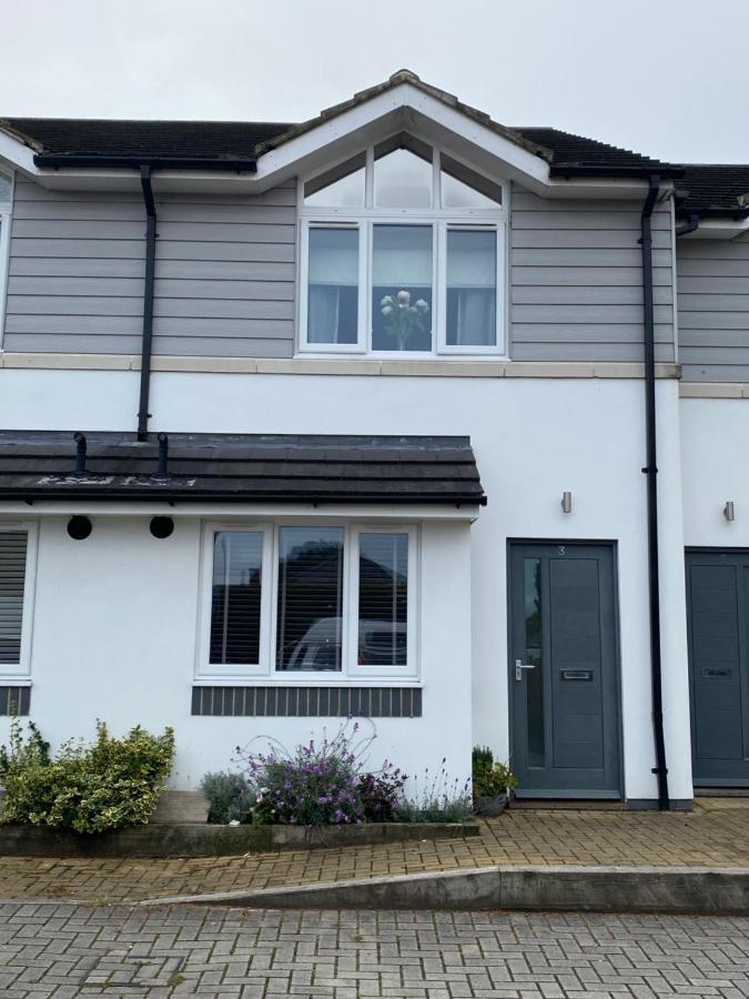 Private Room, Shared Bathroom With One Other, Tea And Coffee Making Facilities, Mini Fridge And Hairdryer, King Sized Bed With Help Yourself Continental Breakfast In Secluded Modern Property With Parking Bournemouth Bagian luar foto