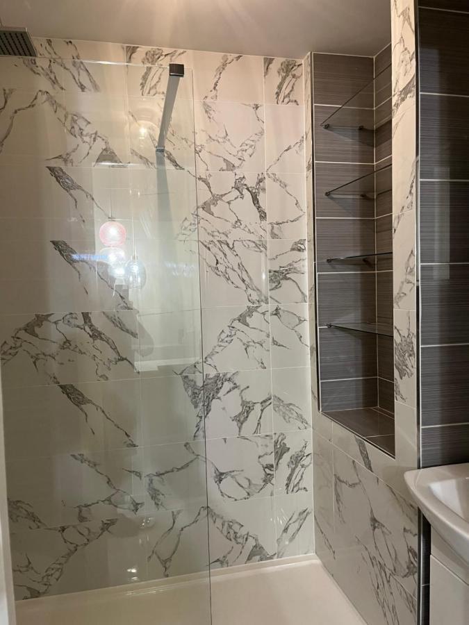 Private Room, Shared Bathroom With One Other, Tea And Coffee Making Facilities, Mini Fridge And Hairdryer, King Sized Bed With Help Yourself Continental Breakfast In Secluded Modern Property With Parking Bournemouth Bagian luar foto